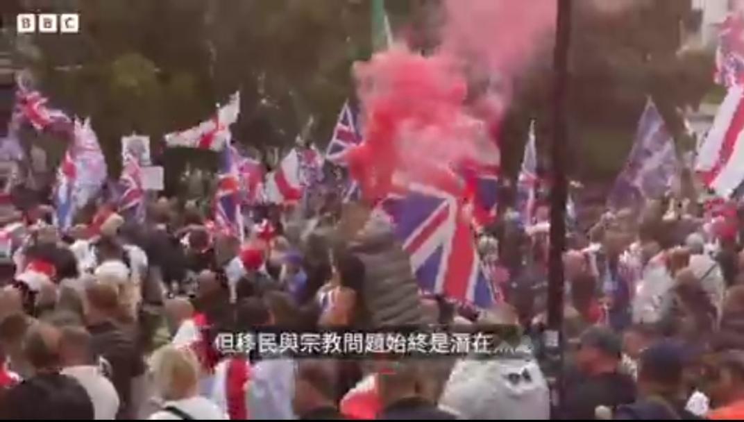 英国伦敦市中心多达15万人参与了极右翼活动家罗宾逊组织的示威活动。

马斯克在美