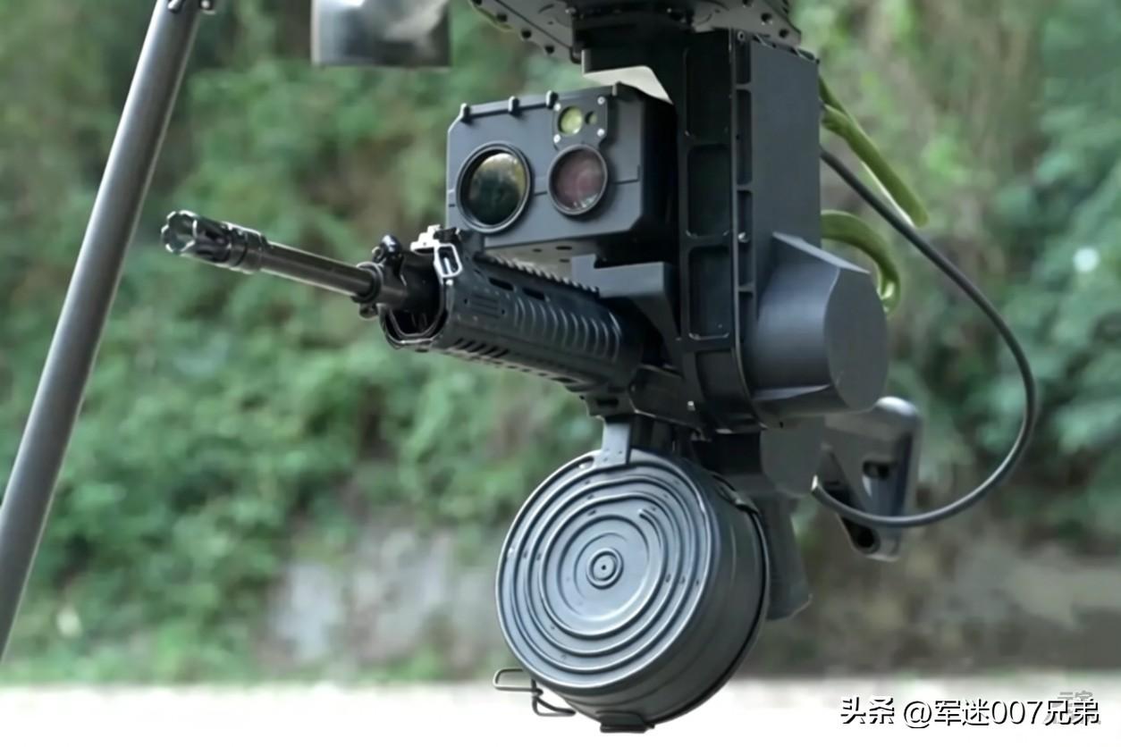 大伙快看，国产升级版“空中飞枪”闪亮登场！经过改装的191型5.8毫米自动步枪整