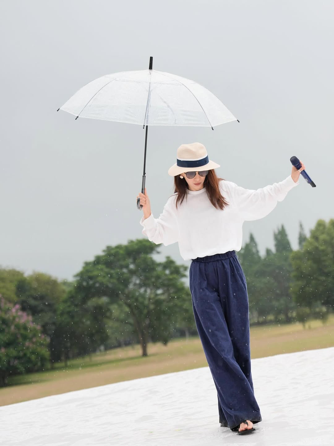 田馥甄《田调》 彩排日 ☀️☔️见蓝天白云 开心得跳起波浪舞雨滴落下 撑起伞一样