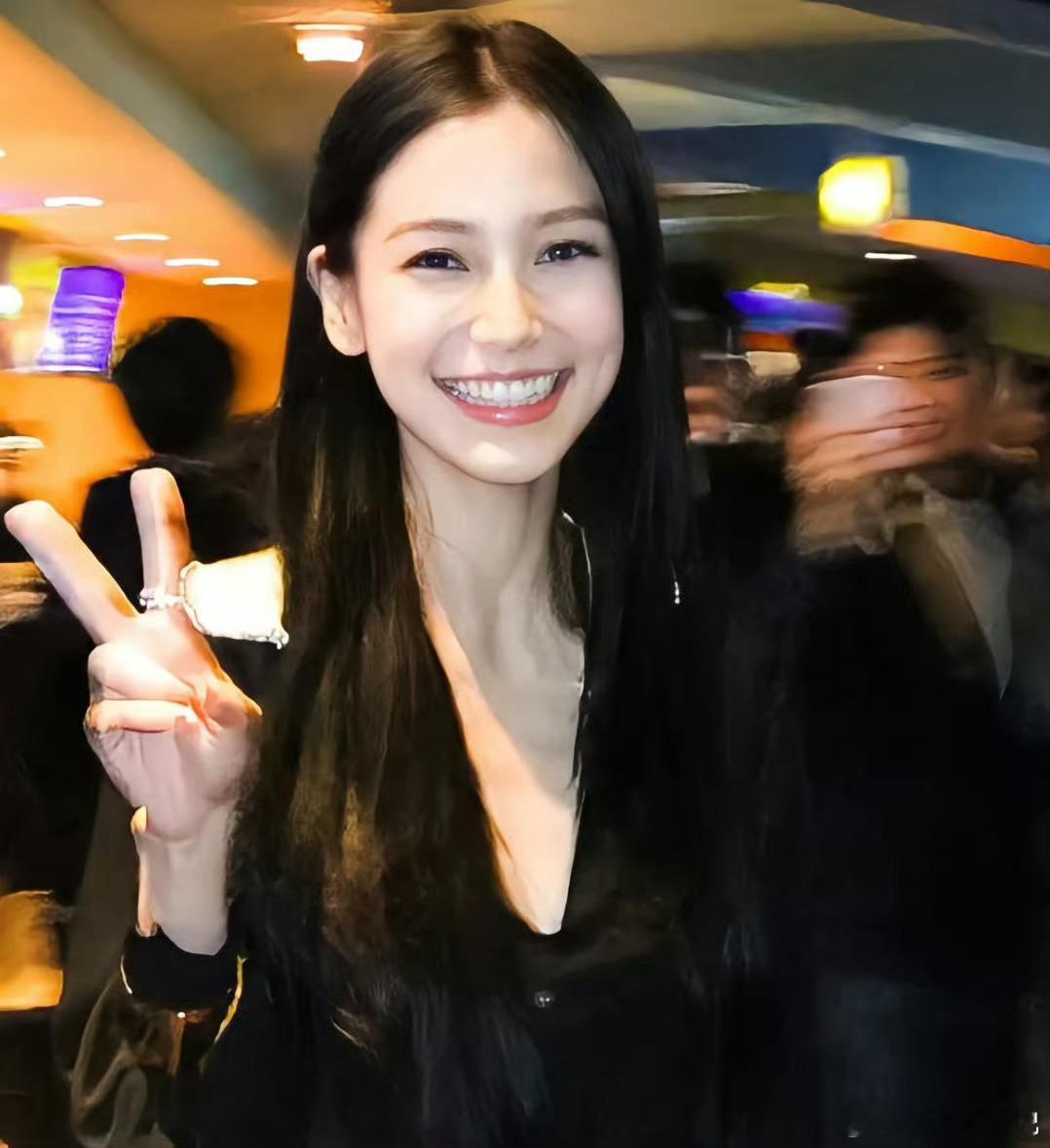 曝Angelababy爱发朋友圈其实真的挺能理解的，现在娱乐圈里爱发朋友圈的明星