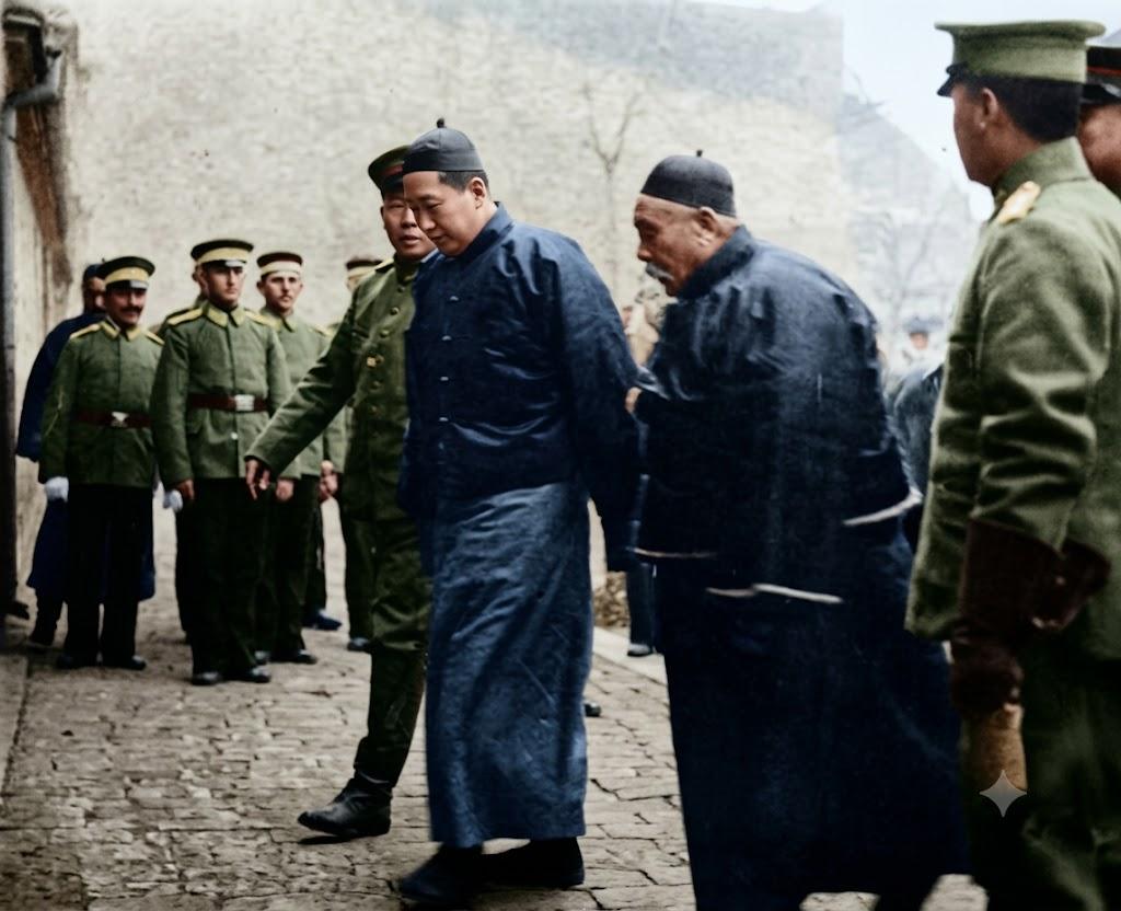 1912年，袁世凯拜访德国公使馆。
照片里的他，没有影视剧里那种“枭雄气场”的滤