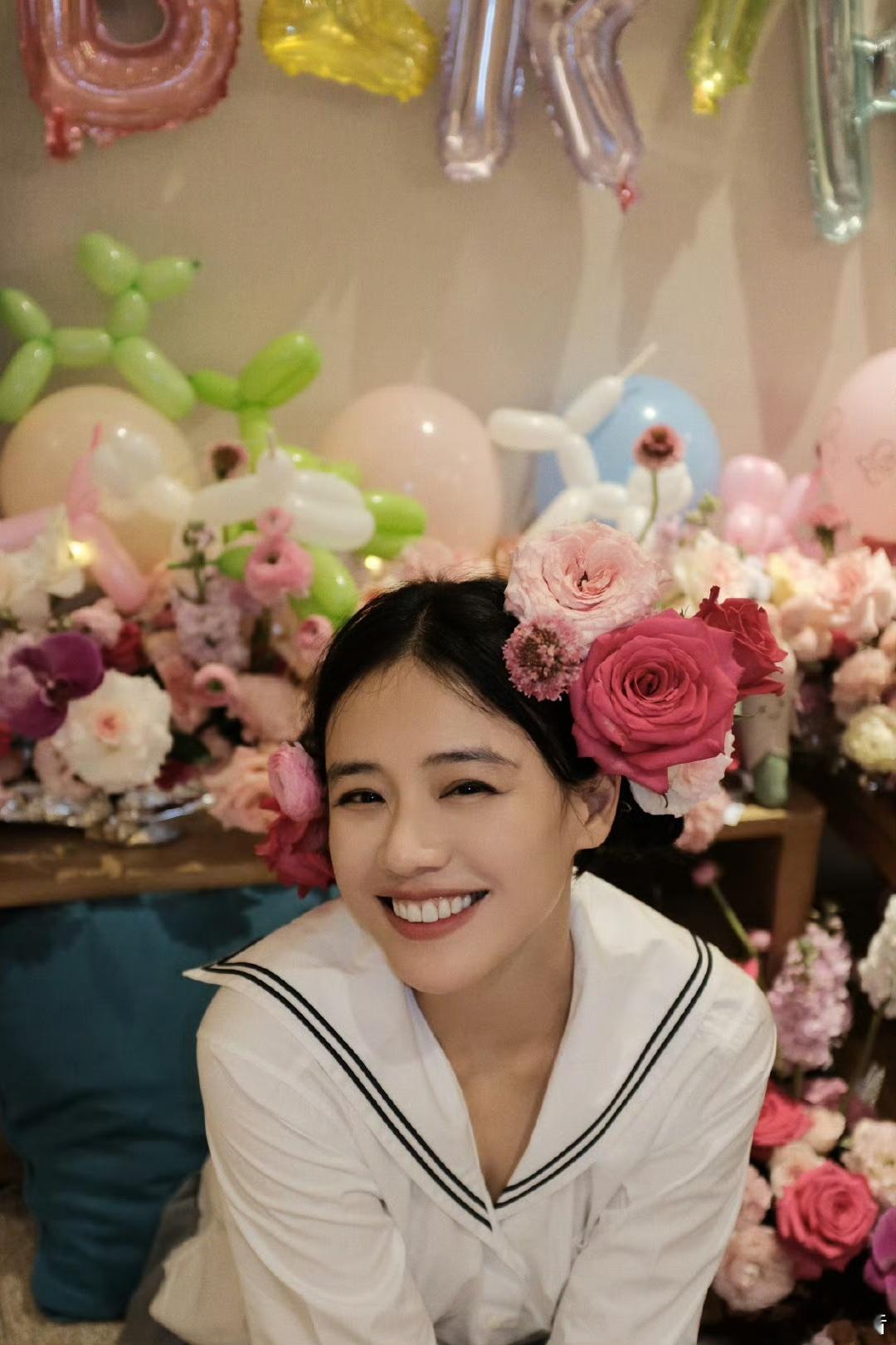 马思纯云南体验簪花马思纯这反差感也太绝了！不笑时是自带故事感的清冷女主角，一笑就