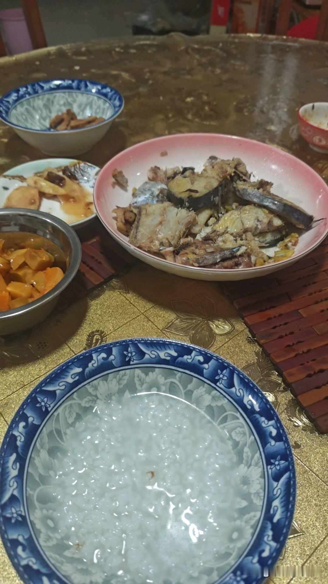 家常便饭里的温暖滋味
 
一桌家常便饭，是生活最质朴的诗意。
 
一碗绵密的白粥