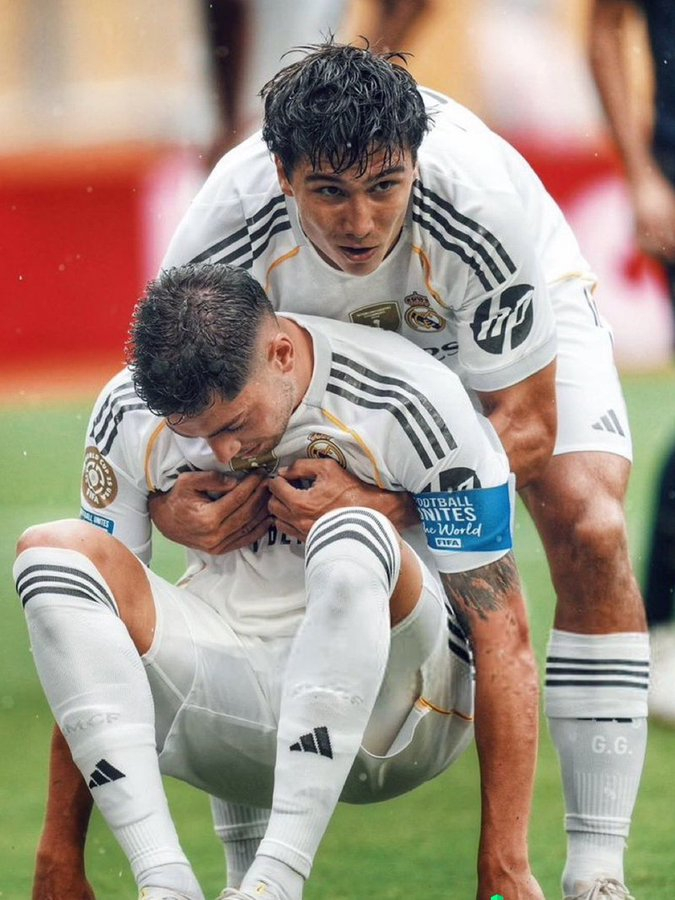 贡萨洛·加西亚在世俱杯后收到了很多邀请，但他决定留在皇家马德里，因为哈维·阿隆索