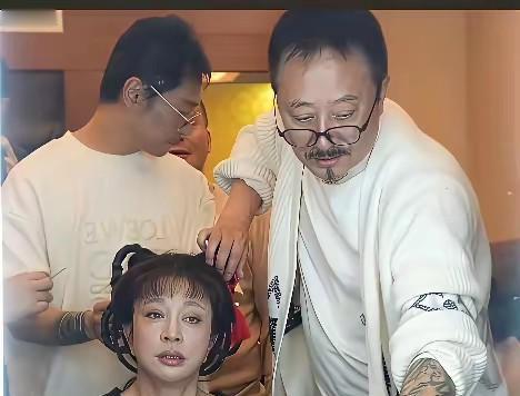 卸了妆，75岁的刘晓庆才算真正回到人间。
别再迷信什么“不老神颜”，那是一场由顶