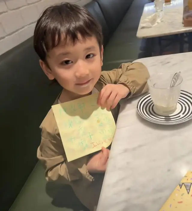 佘诗曼晒与干儿子日常，母子俩过二人世界，未婚未育的她也很幸福 