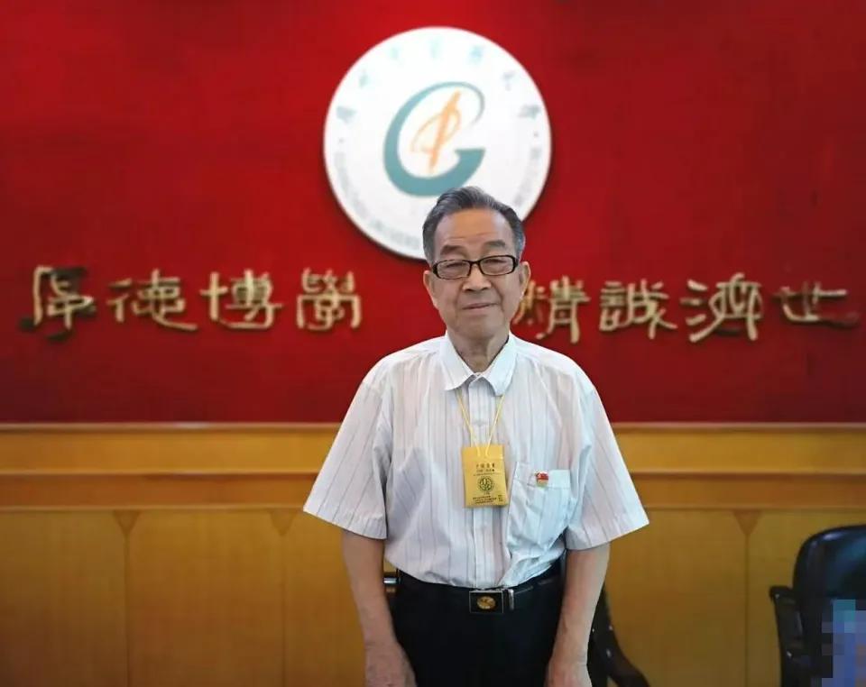 在广州中医药大学的校园里，有一位年过九旬的老教授，他的名字叫肖鑫和。学生们私下里