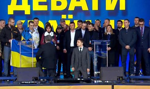 乌克兰今天的结局是乌克兰人自己的选择。回想2019年波罗申科与泽连斯基竞选总统时