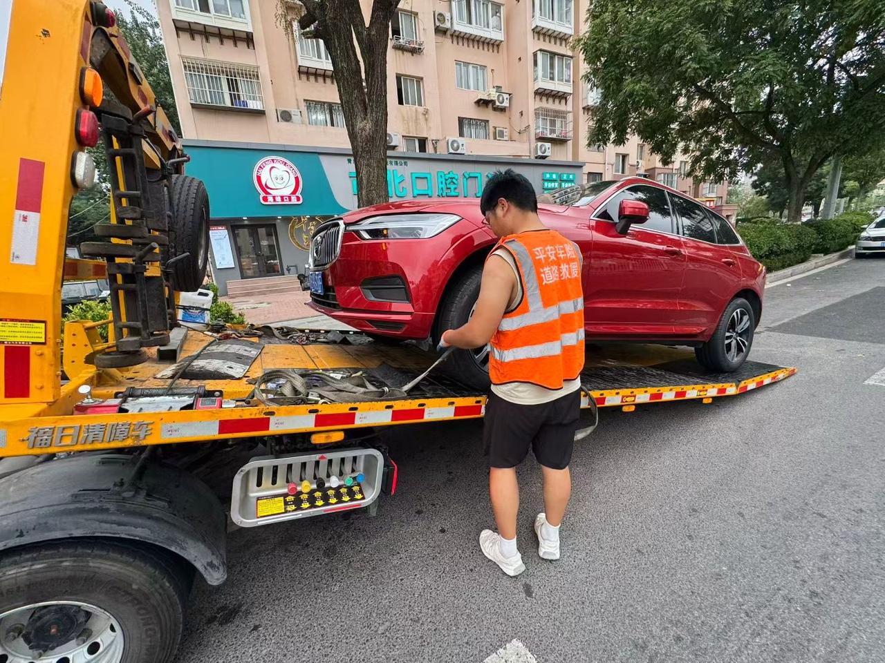 这是沃尔沃xc60红色的版本，非常的罕见，尤其是二手市场上就更加罕见了。这是一位