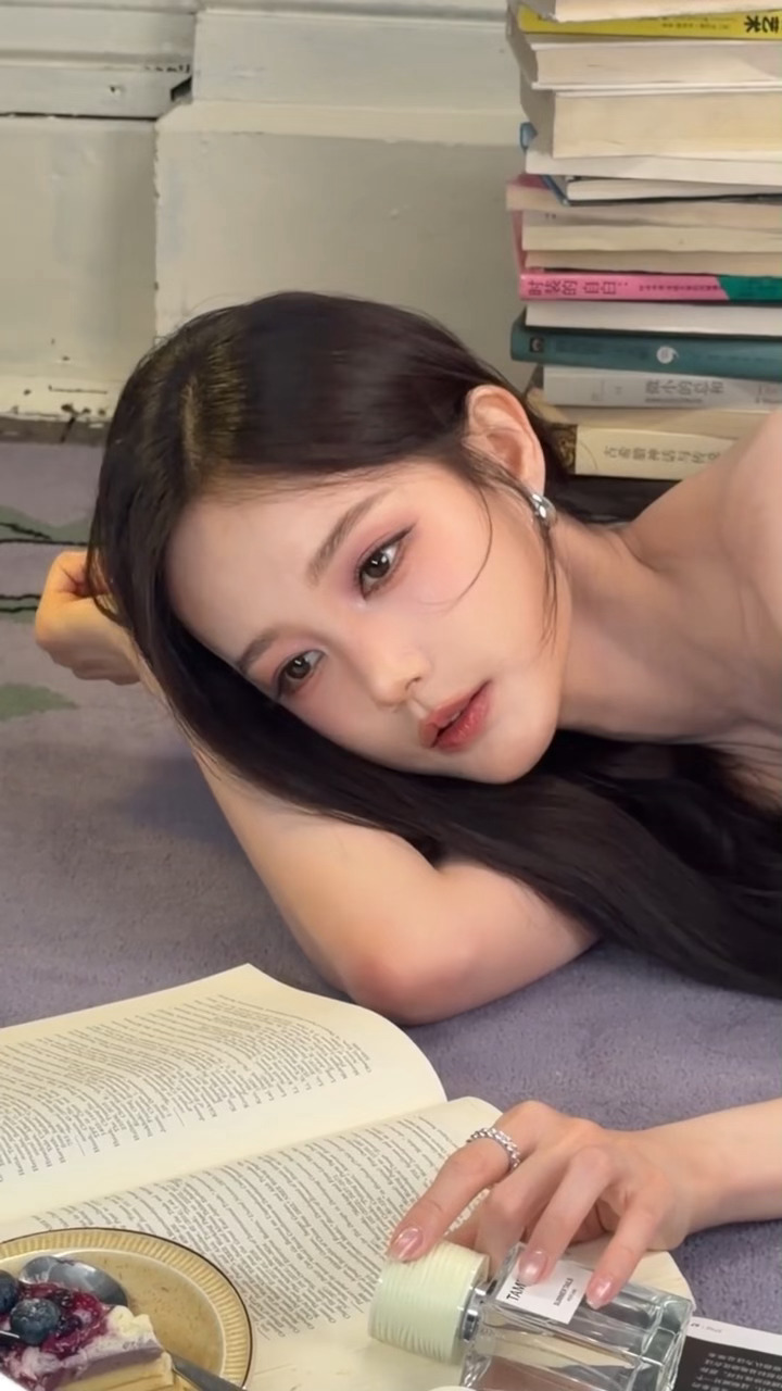 金鹤龙给李一桐化的紫雾香绯妆好伟大的一张脸太精致了长成这样没啥烦恼吧李雪李一桐李