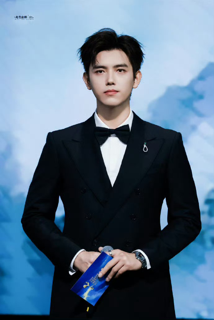 剪裁合体的西装往身上一套，本就优越的肩线被衬得愈发开阔挺拔，像稳稳架起的衣架，将