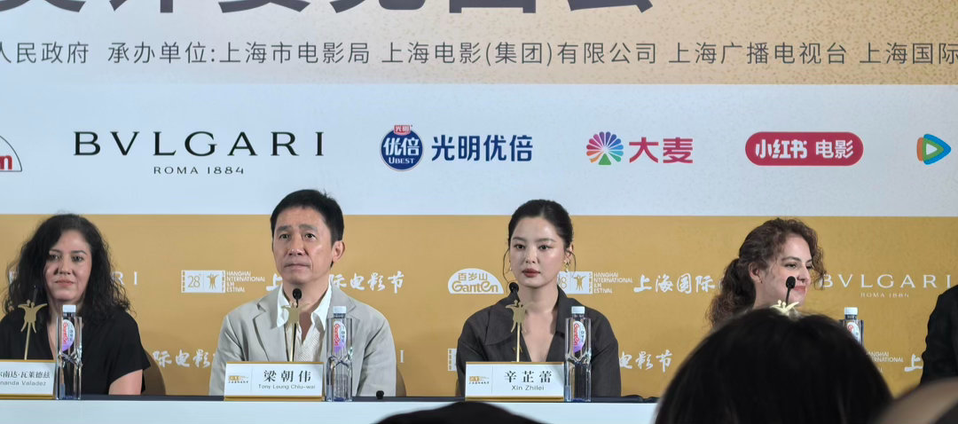 辛芷蕾第四次上影节坐在了评委席 前三次去上影节，她是作品的一部分。第四次去，她是