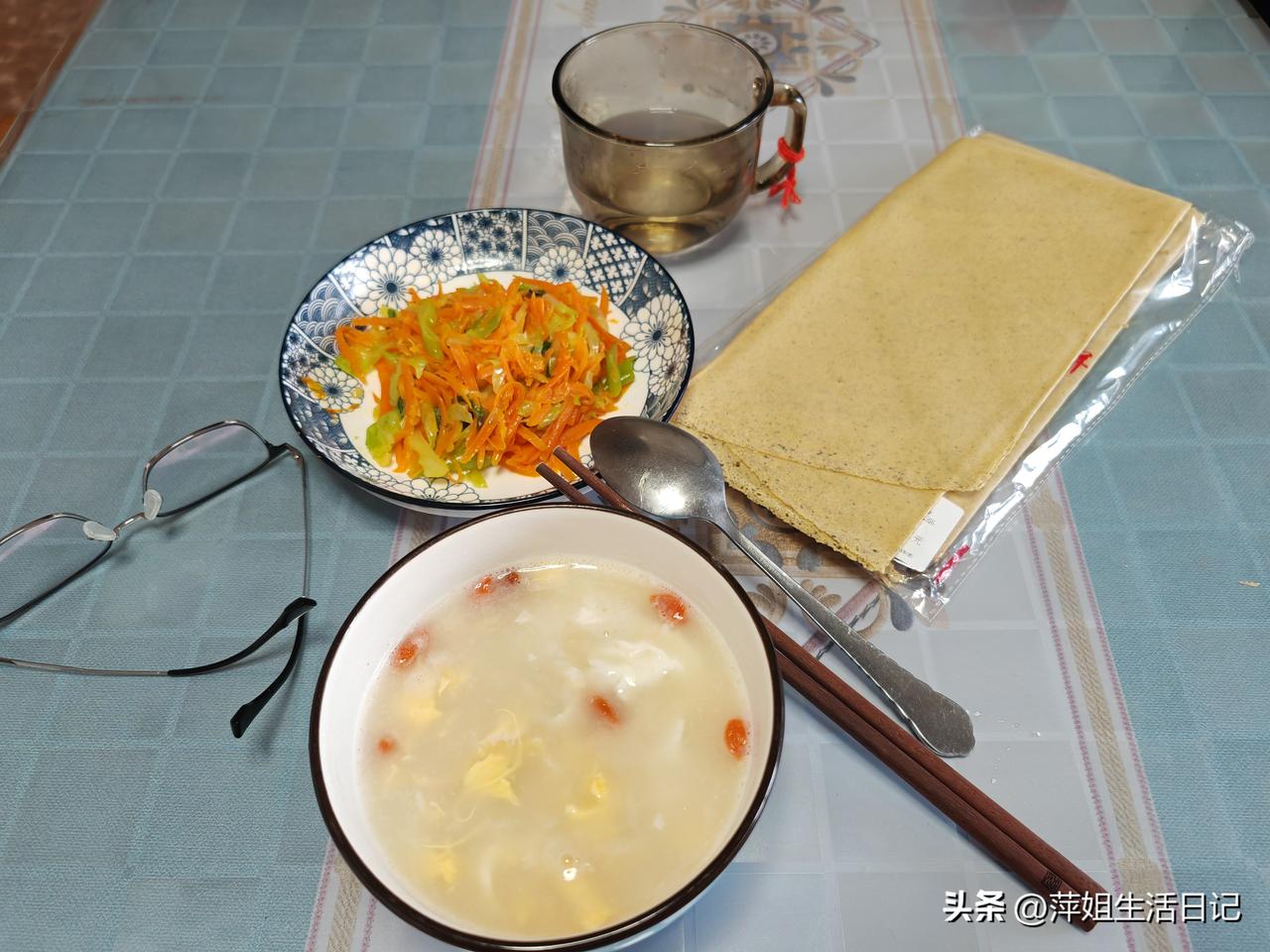 早餐分享～
今天早饭换了一种吃法，给自己炒了一盘菜。

一根带泥的胡萝卜洗净去皮