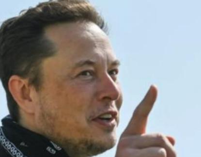 马斯克警告美国，在未来就是机器人跟人工智能的时代，如果美国不能在这两方面占得先机