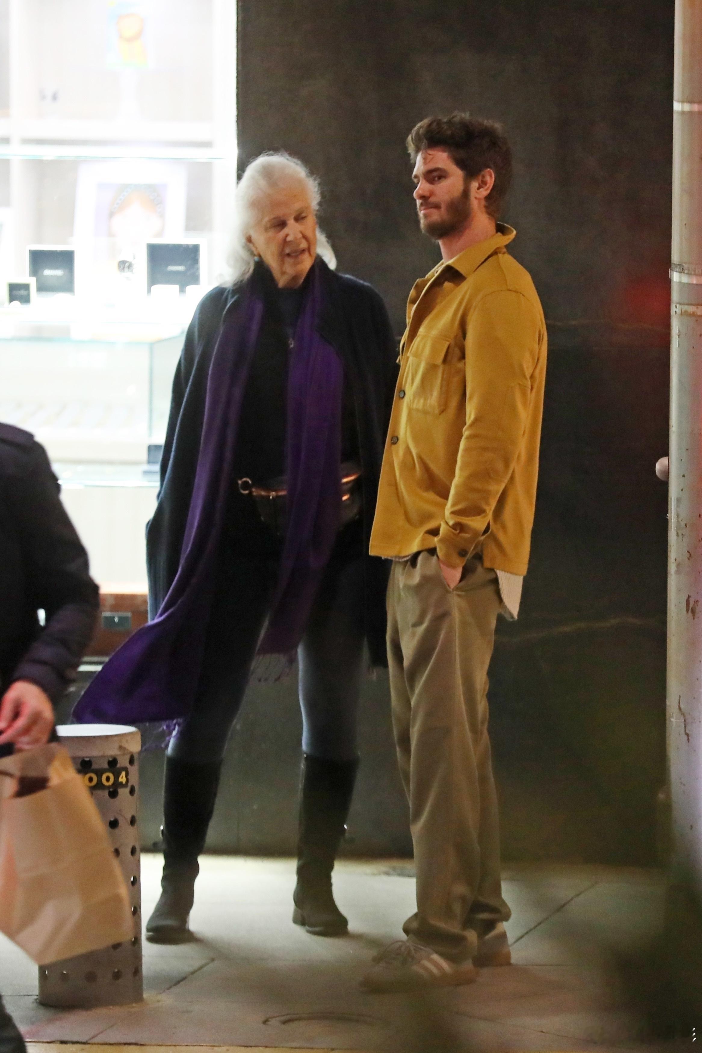 安德鲁·加菲尔德3月13日洛杉矶街拍。Andrew Garfield grabs