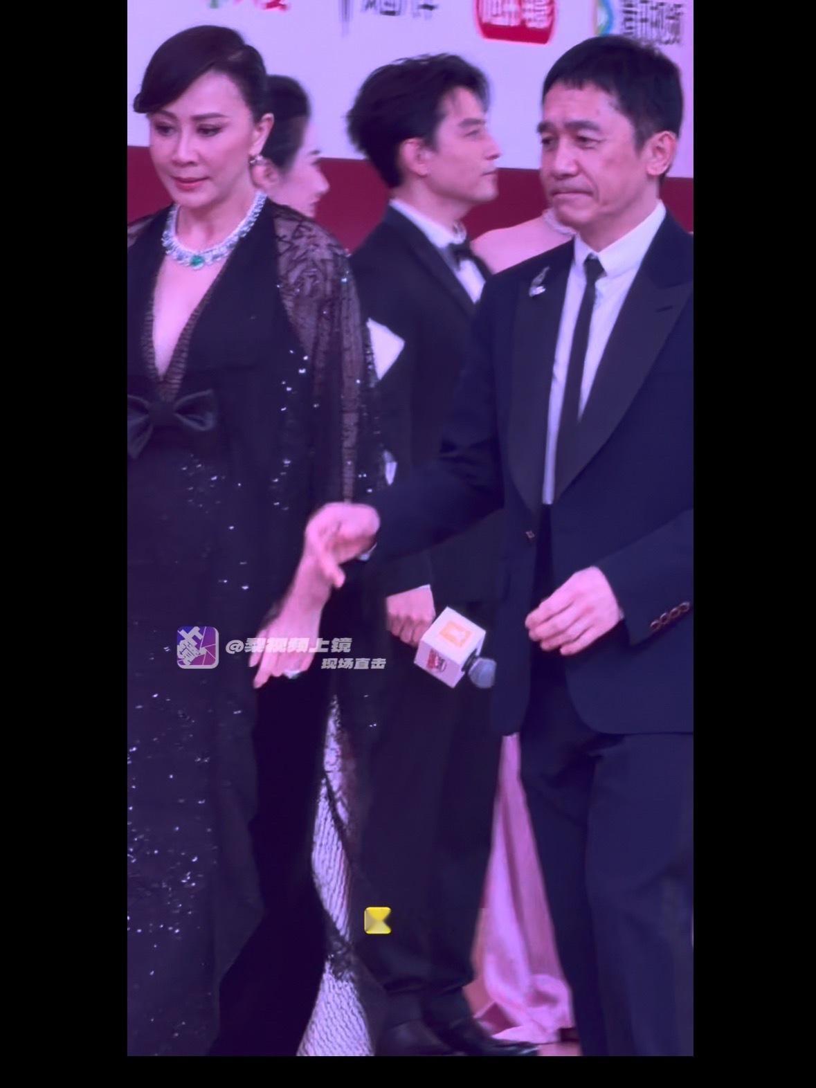 梁朝伟老婆没牵手就抠手梁朝伟红毯上这段太真实了——牵着老婆的手时好好的，手一松立