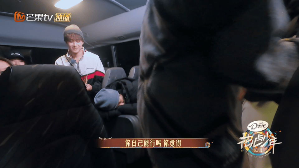 #宋茜壮胆全靠嘴# 宋茜壮胆全靠嘴，在《花儿与少年》中，宋茜在复活岛的冒险让人印