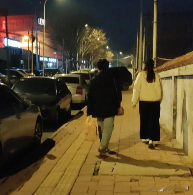 老婆比我大三岁，我上大二，她毕业，我考研，她升职加薪，从她拿到第一个月工资开始，
