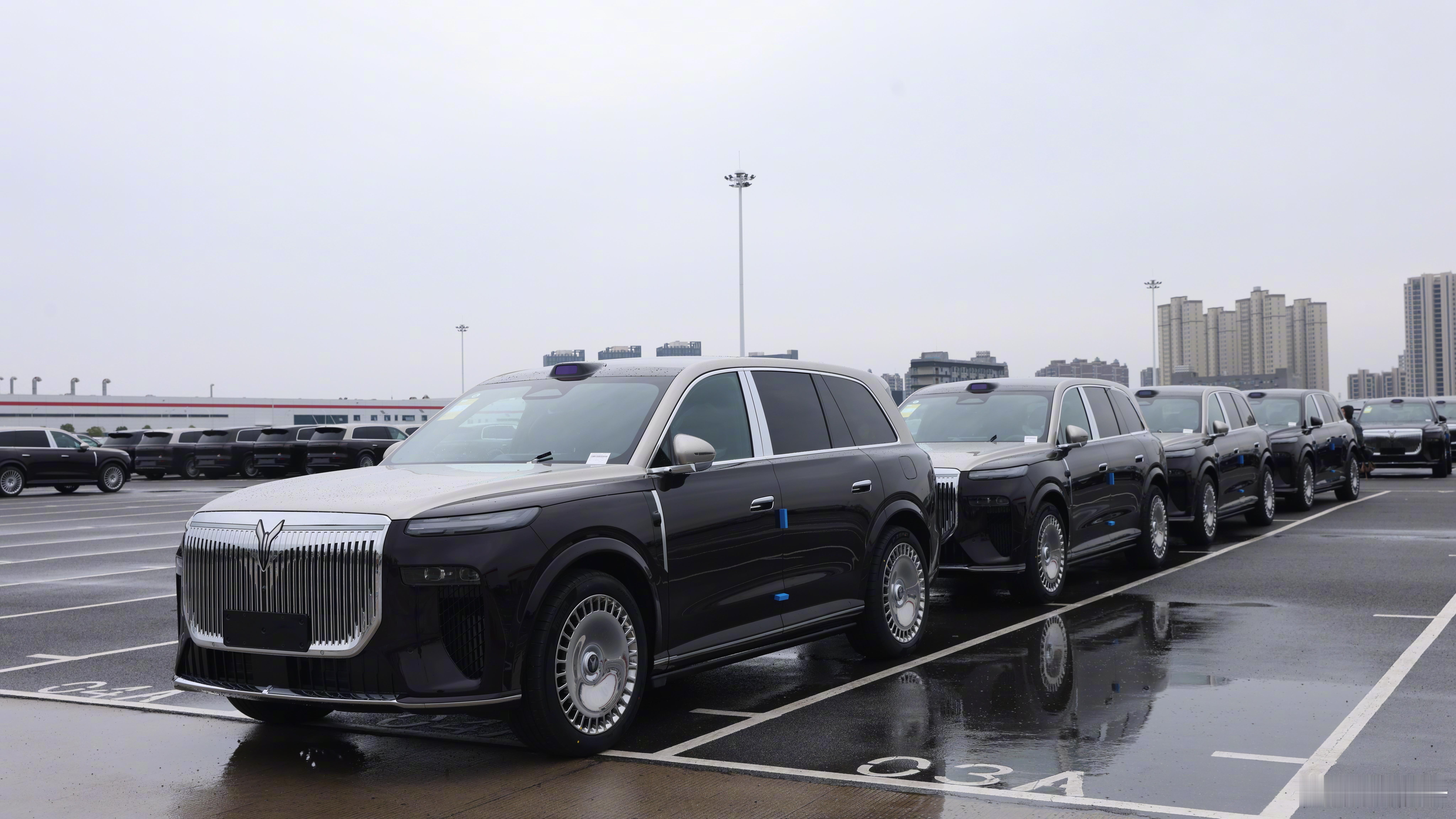 芳龄30多岁的我，太喜欢岚图泰山这霸气的造型了。展车今天抵达全国100家门店，明