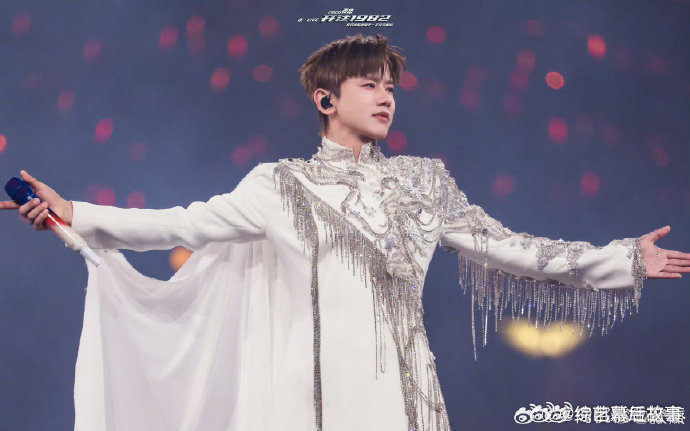 网友偶遇歌手导演在张杰演唱会 内行看舞台，连《歌手》导演都专程前来，张杰的演唱会