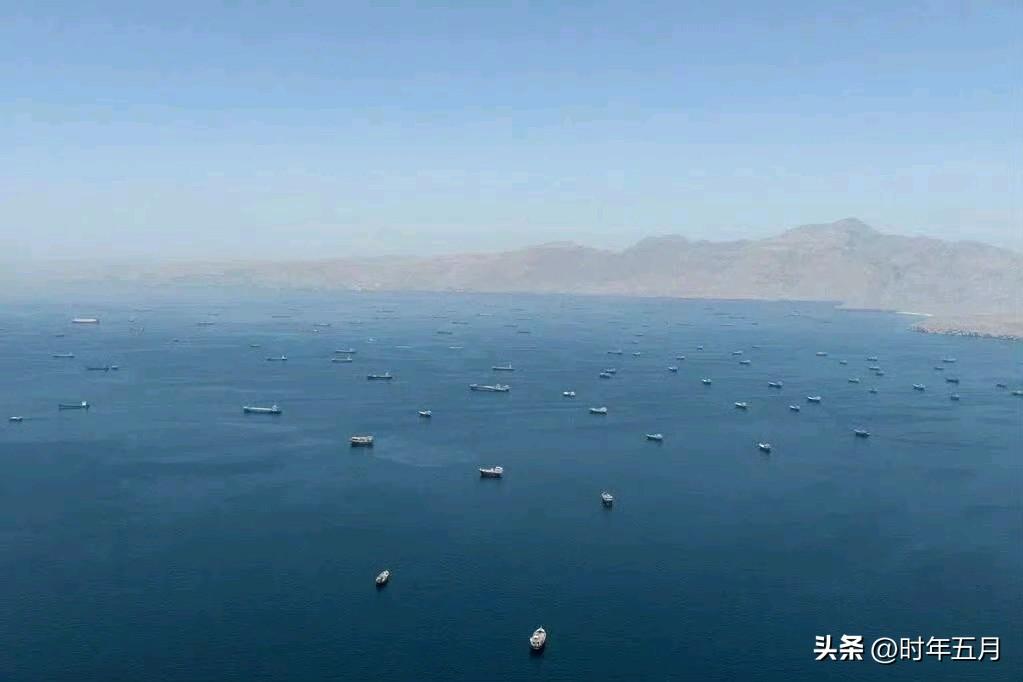 突发：美军空袭伊朗境内目标，回应商船遇袭，直指霍尔木兹海峡紧张局势

福克斯新闻