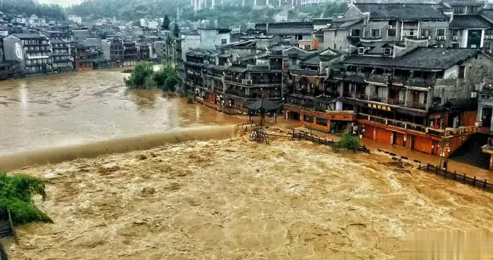 乡村旅游|凤凰古城遭遇特大暴雨，民宿老板：行人蹚水出行，对地势低的地方影响较大