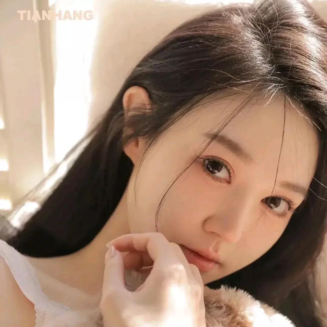 月华如练，照影人如玉。月色如镜 月华照君心 星稀月华 秋月照清辉 似水如镜 月华