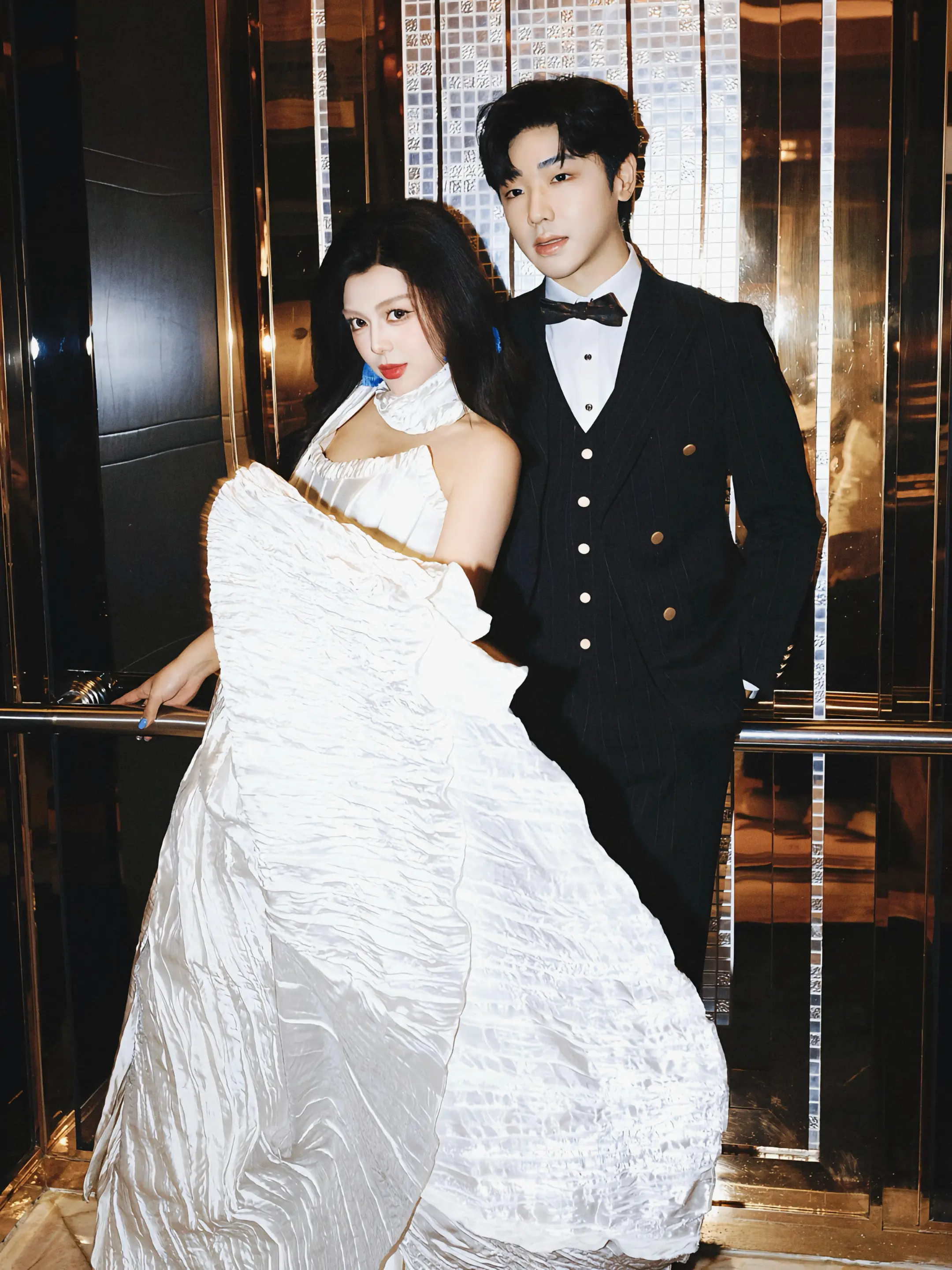 我在和无数闪光灯抢夺你