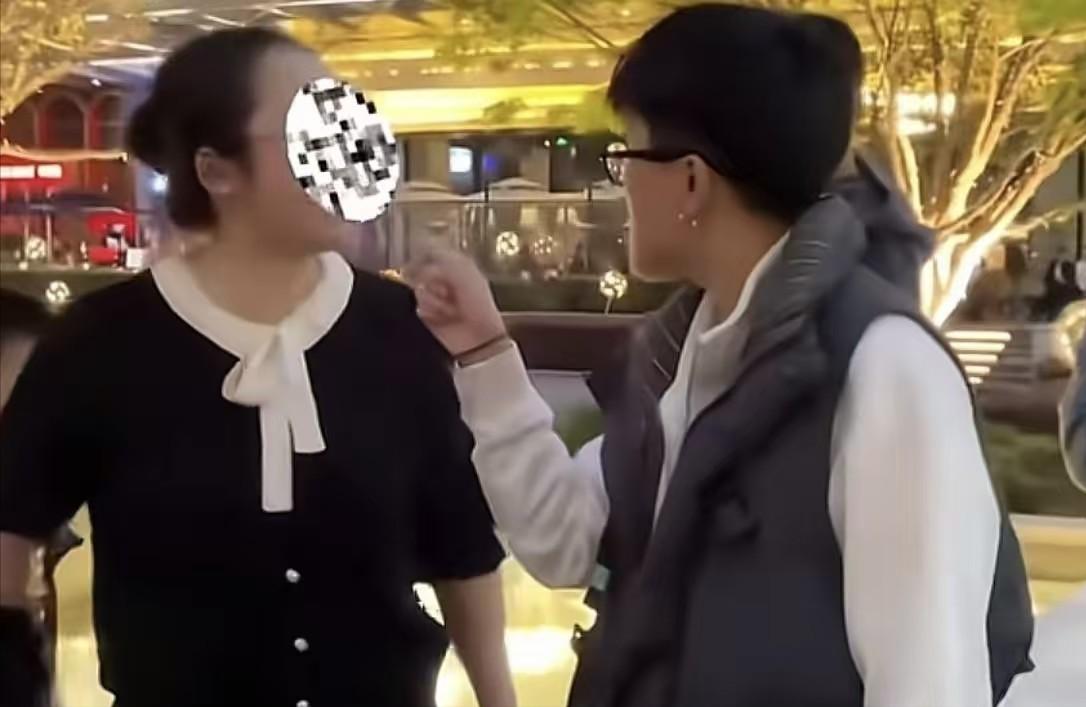 2026年3月30日晚上七点来钟，上海某条热闹的街上，一幕让人血压飙升的戏码正在