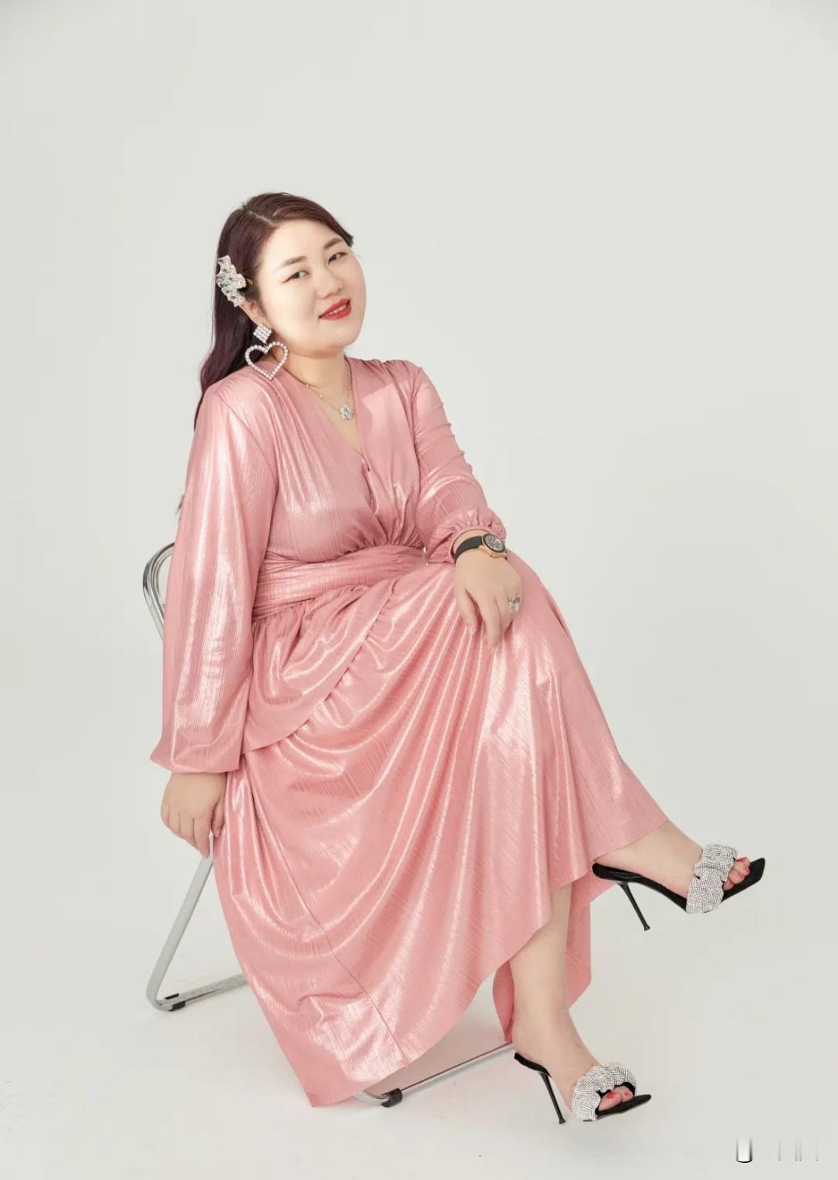 杨天真带着她的八个箱子去留学了。
杨天真在个人社交软件晒出了在机场的照片，开心比