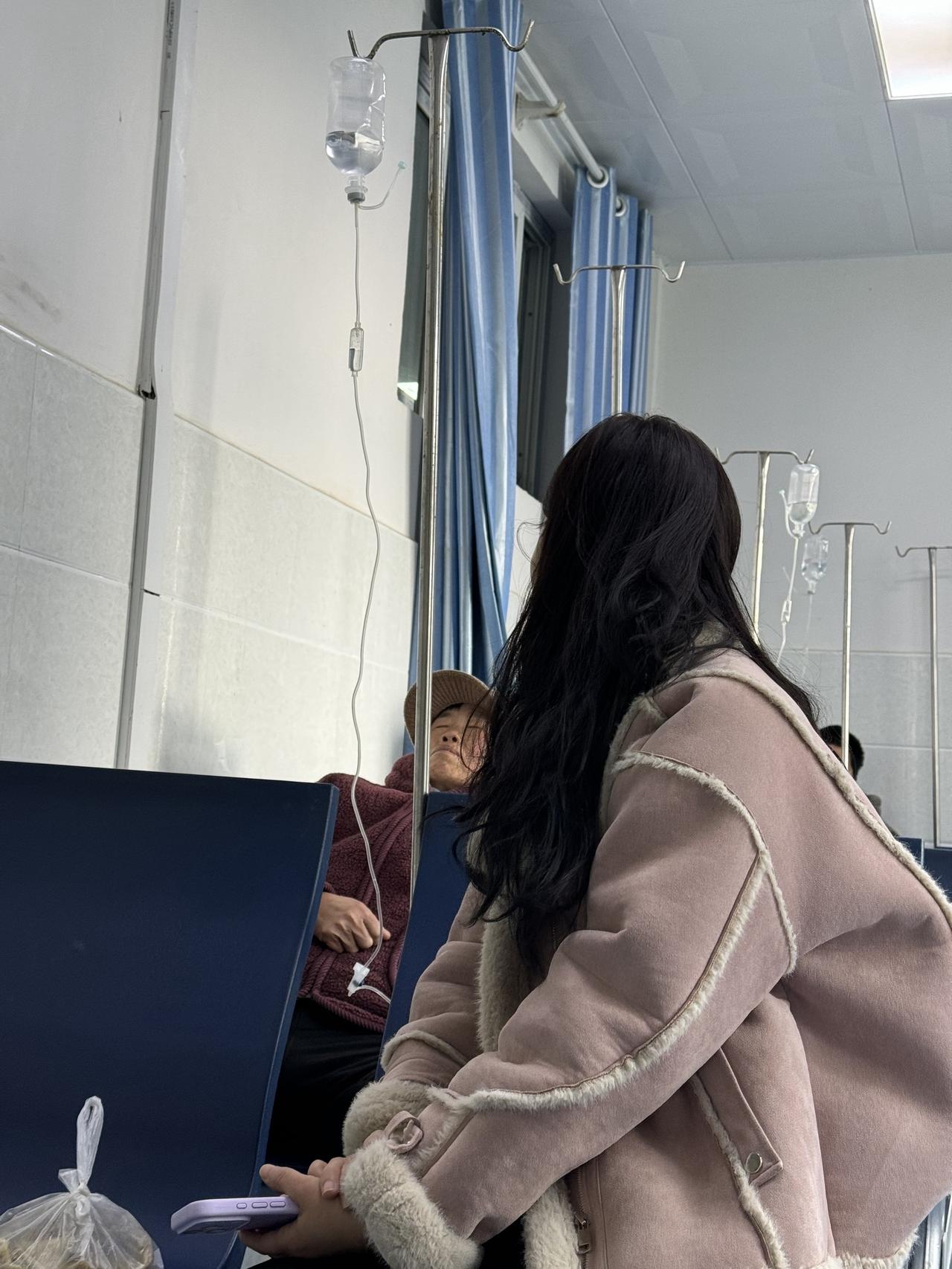 感谢朋友们的关心，经过拍片，查血液，确定婆婆还是颈椎引起的不适，输了两天液好了很