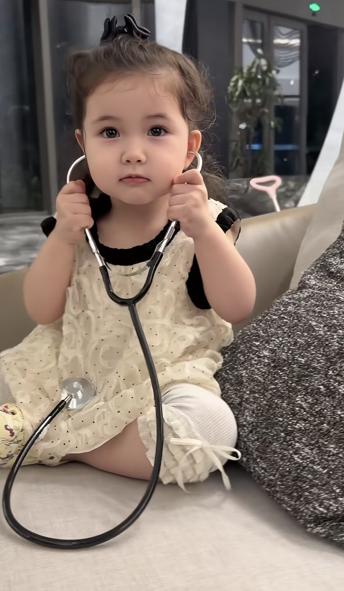 之前说他是gay，这次直接说宋浩然“弃养”女儿优米，说他长期不给抚养费、也不怎么