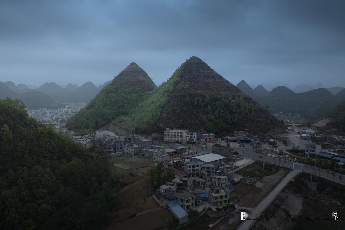 不用去埃及，贵州也有神秘金字塔！
听说是因为干旱和山火，茂密的植被褪去之后，贵州