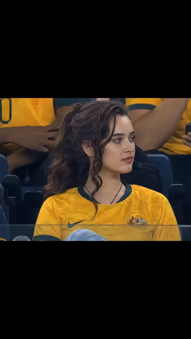 这个女球迷证明全世界对女人的审美是一致的she is very beautifu
