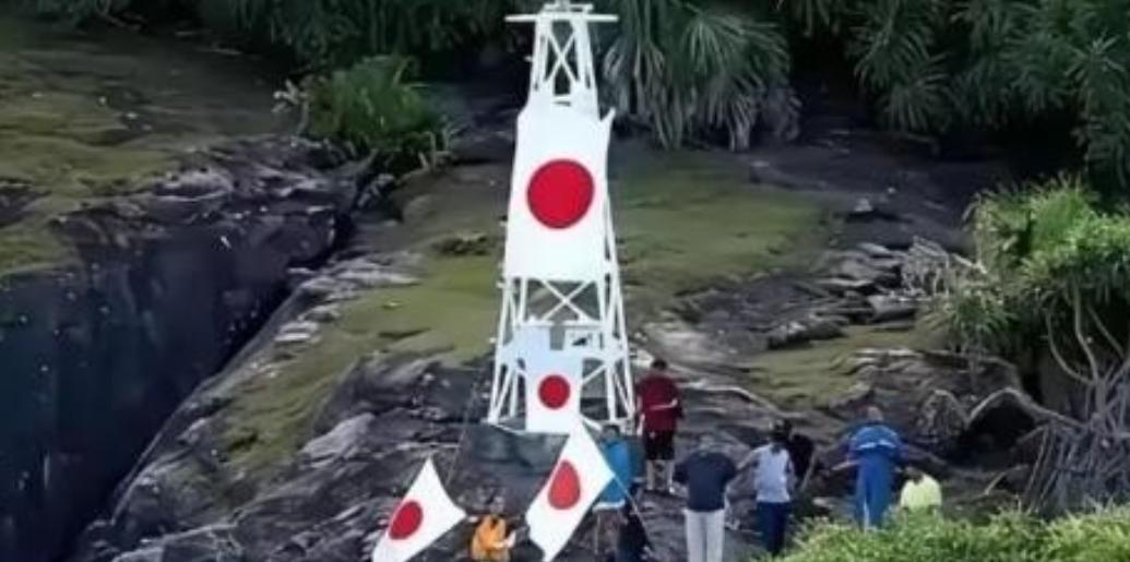 钓鱼岛一座高不过5.6米的白色钢架灯塔，如今似乎却成了中日两国之间矛盾的焦点
