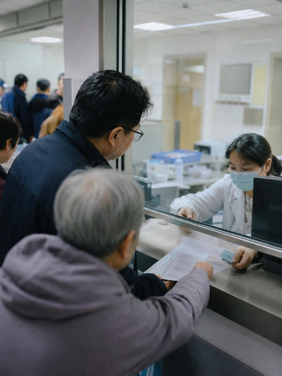 每个月都要交的治疗费，终于能少一点了。

上海新的医疗费减负办法从8月16日起实