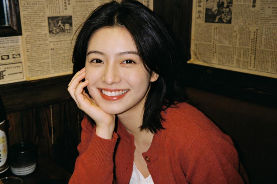 能够给人一眼喜欢的女生，大概就是长这个样子吧，有一种初恋般的感觉，尤其是这治愈性