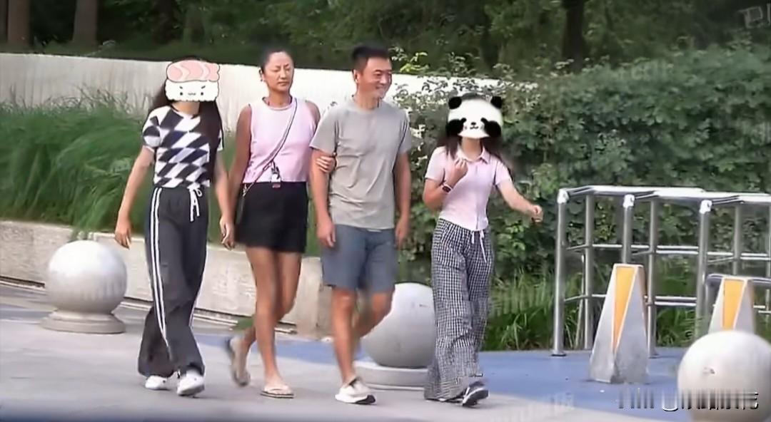 近日，有网友偶遇瞿颖和机长男友，带着男方的两个女儿一同前往餐厅用餐。瞿颖亲昵挽着