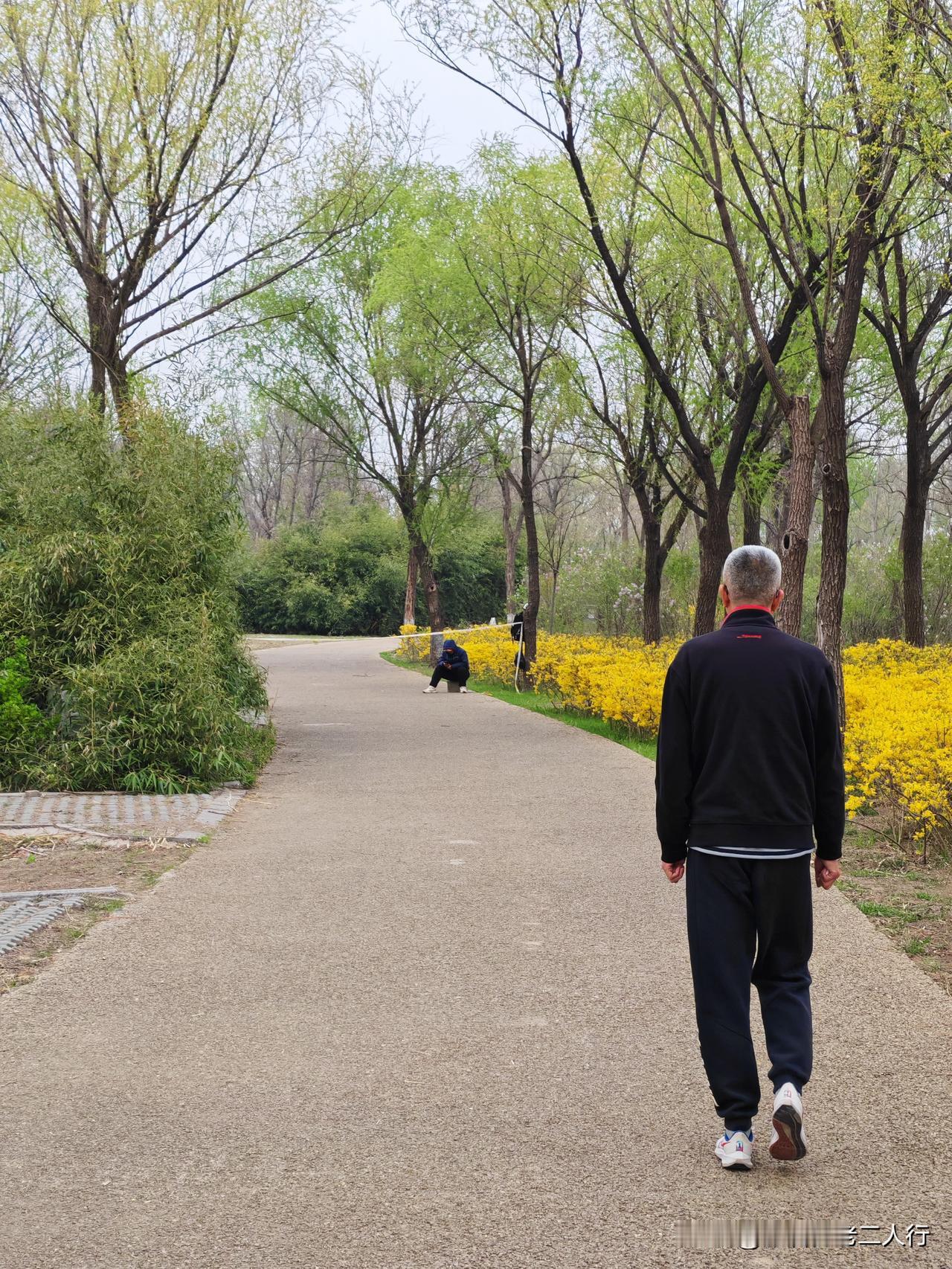 春节以后，养老院里新入住十位老人，如今已经满员，又重新进入预约排队状态了。

新