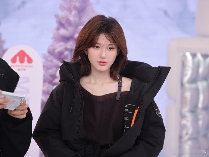 #赵露思短款羽绒服VS长款羽绒服#赵露思无论是短款羽绒服的利落、长款的保暖，还是