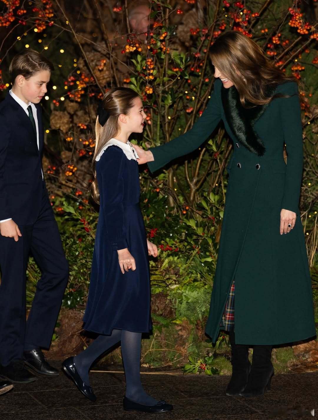 英国王室 🇬🇧12月5日，夏洛特公主出席在威斯敏斯特大教堂举行的圣诞颂歌仪式