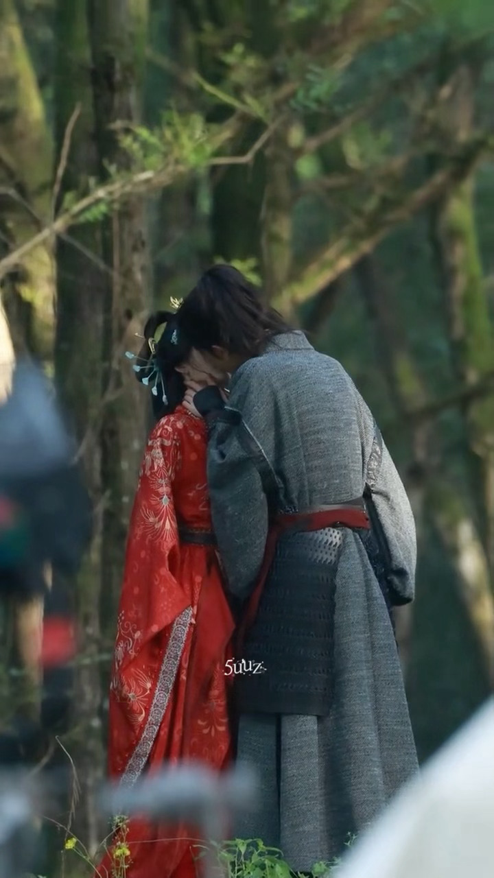 完全震撼美味张凌赫一把扯过林允亲吻路透张凌赫林允摸脖吻路透