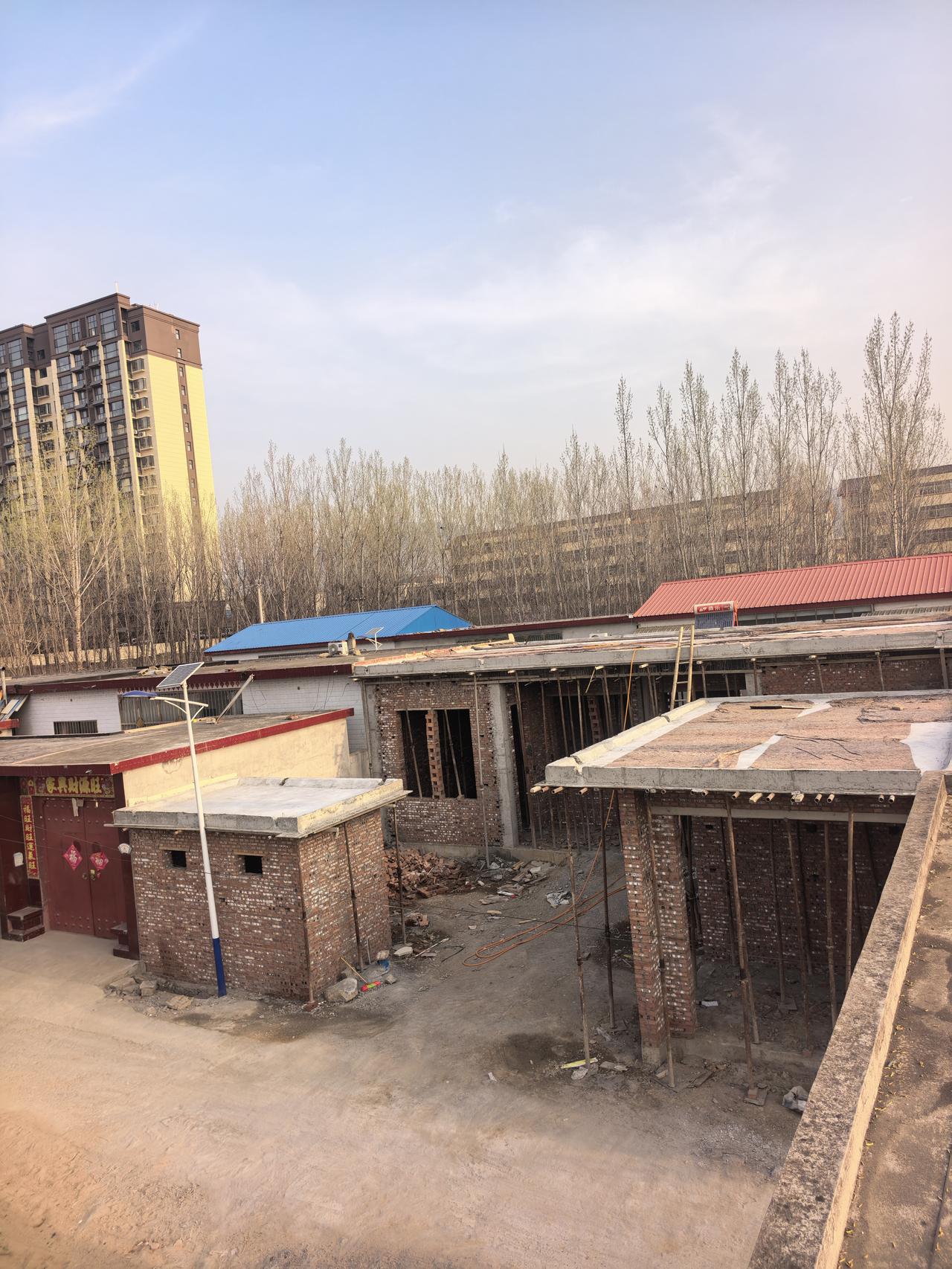 为何近来城里人纷纷热衷于回农村盖房子？最近我留意到一个现象：不少城里人都回村建房