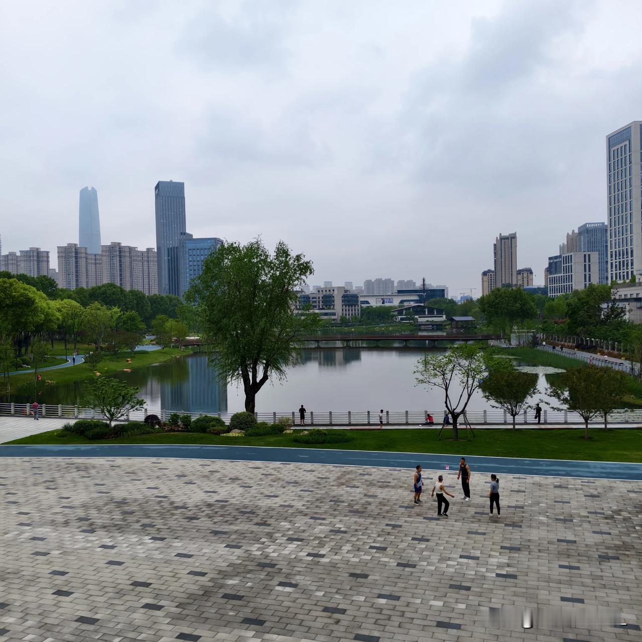 近看水无声。