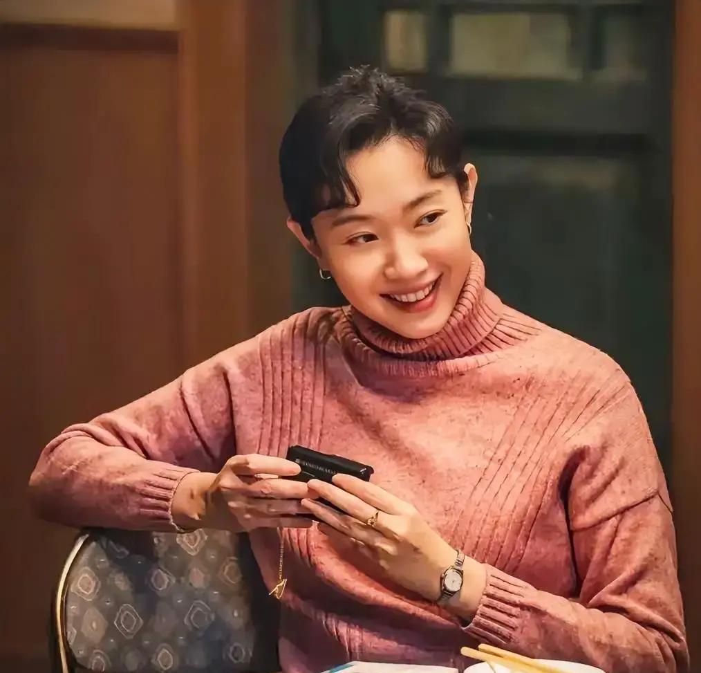 《老舅》第十集把主角送进ICU，点播量不降反升，骂声和播放量齐飞。
荒谬吗？
我