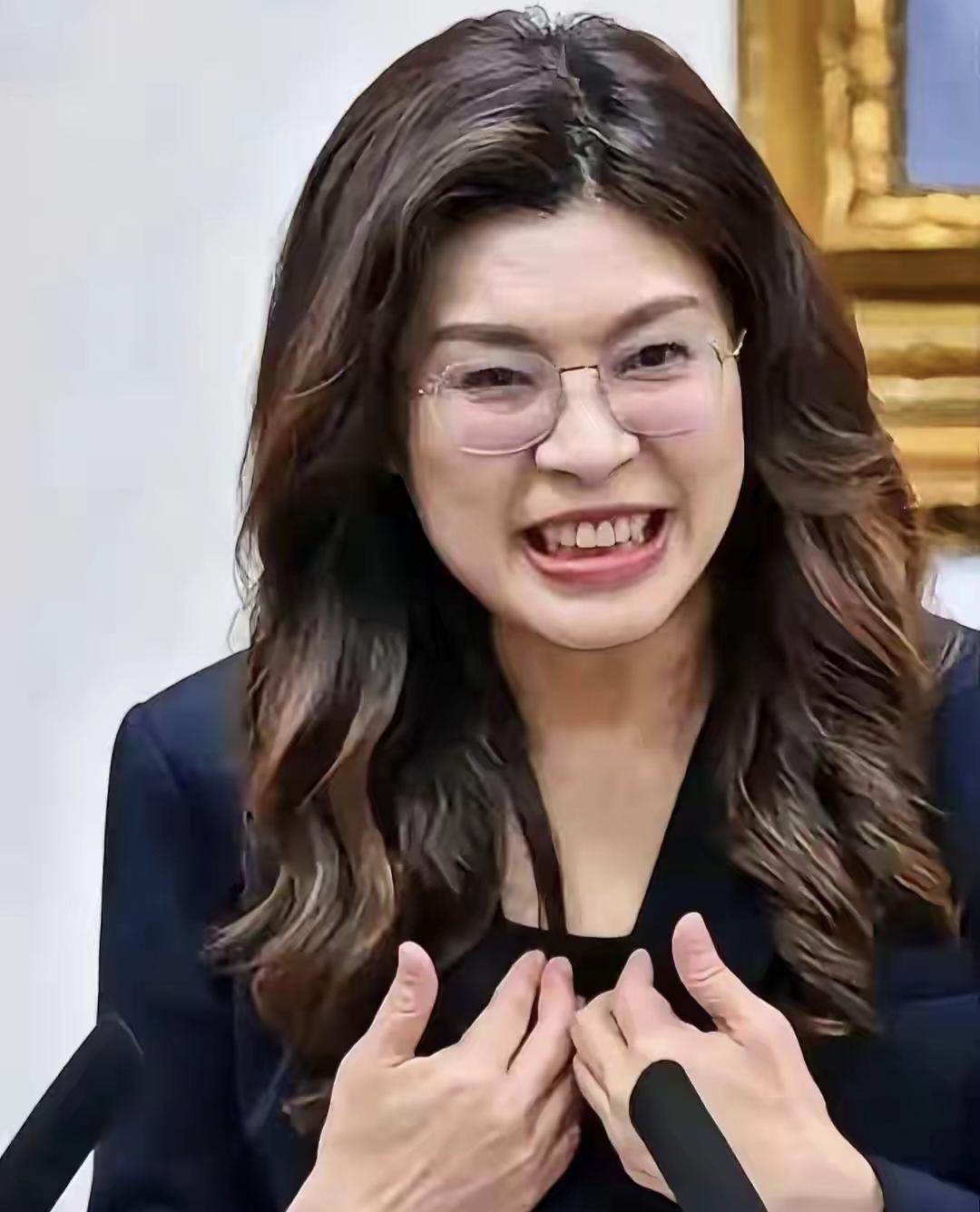 郑丽文说未来两岸现状是否改变要充分尊重和满足2300万台湾人的意愿。
请问:
★