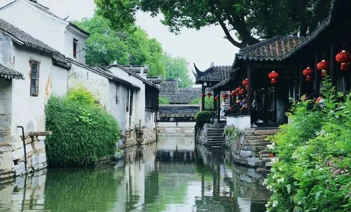 苏州私藏的古镇，小桥，流水，蝉鸣，绿荫……同其他季节相比，夏天的古镇，烟火气息是