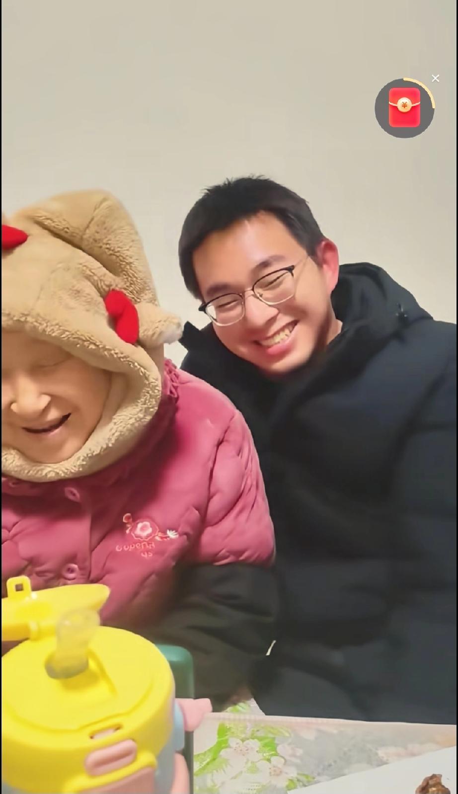 回归家庭的胡龙并没有嫌弃家里一贫如洗，家徒四壁，妈妈给了他生命，他要好好报答妈妈