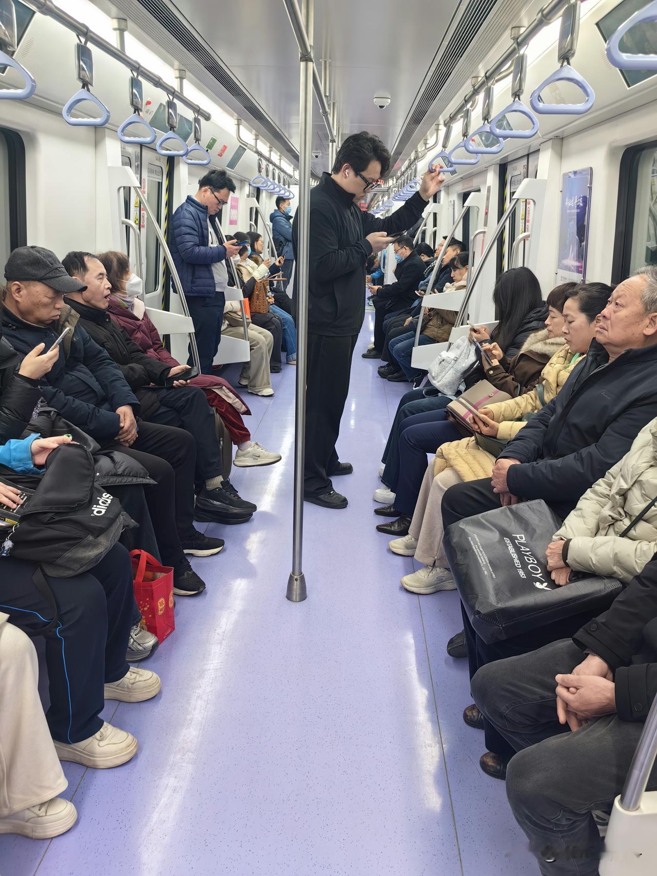 西安人口减少了[what]
早上7点30的地铁6号线，
和网传的牛马专线格格不入