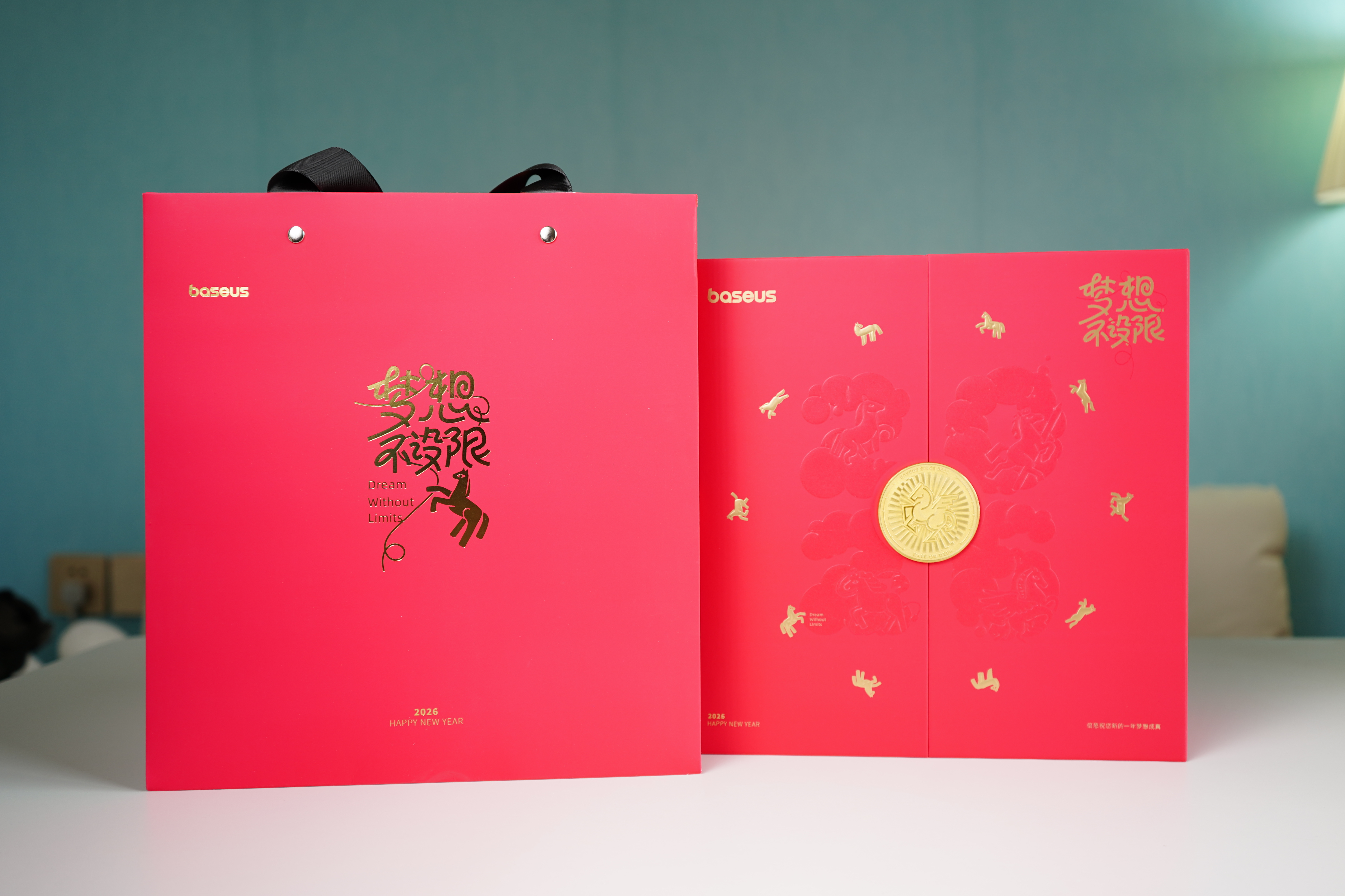 收到了倍思寄来的新春礼盒，太有氛围感了，梦想不设限……礼盒的锁扣竟然是个可取下来